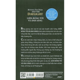 Giữa Bóng Tối Và Ánh Sáng