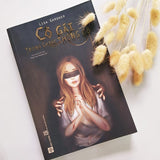 Cô Gái Trong Chiếc Thùng Gỗ