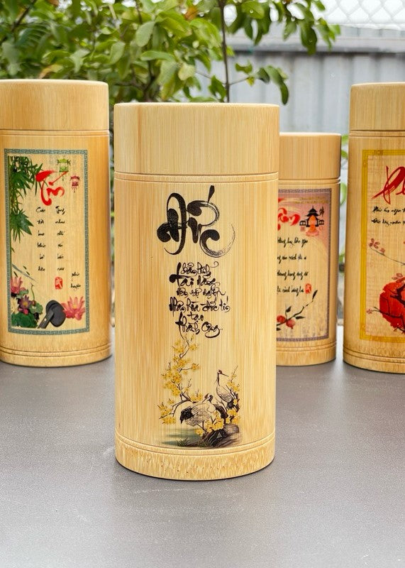 Hộp đựng chè bằng tre, họa tiết thư pháp
