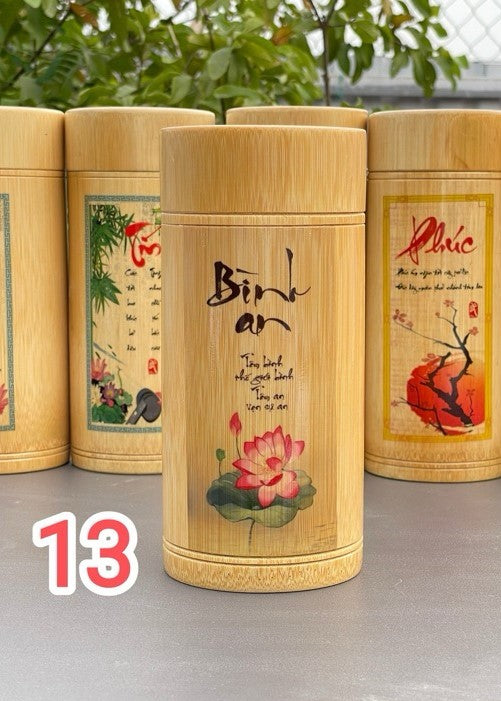 Hộp đựng chè bằng tre, họa tiết thư pháp